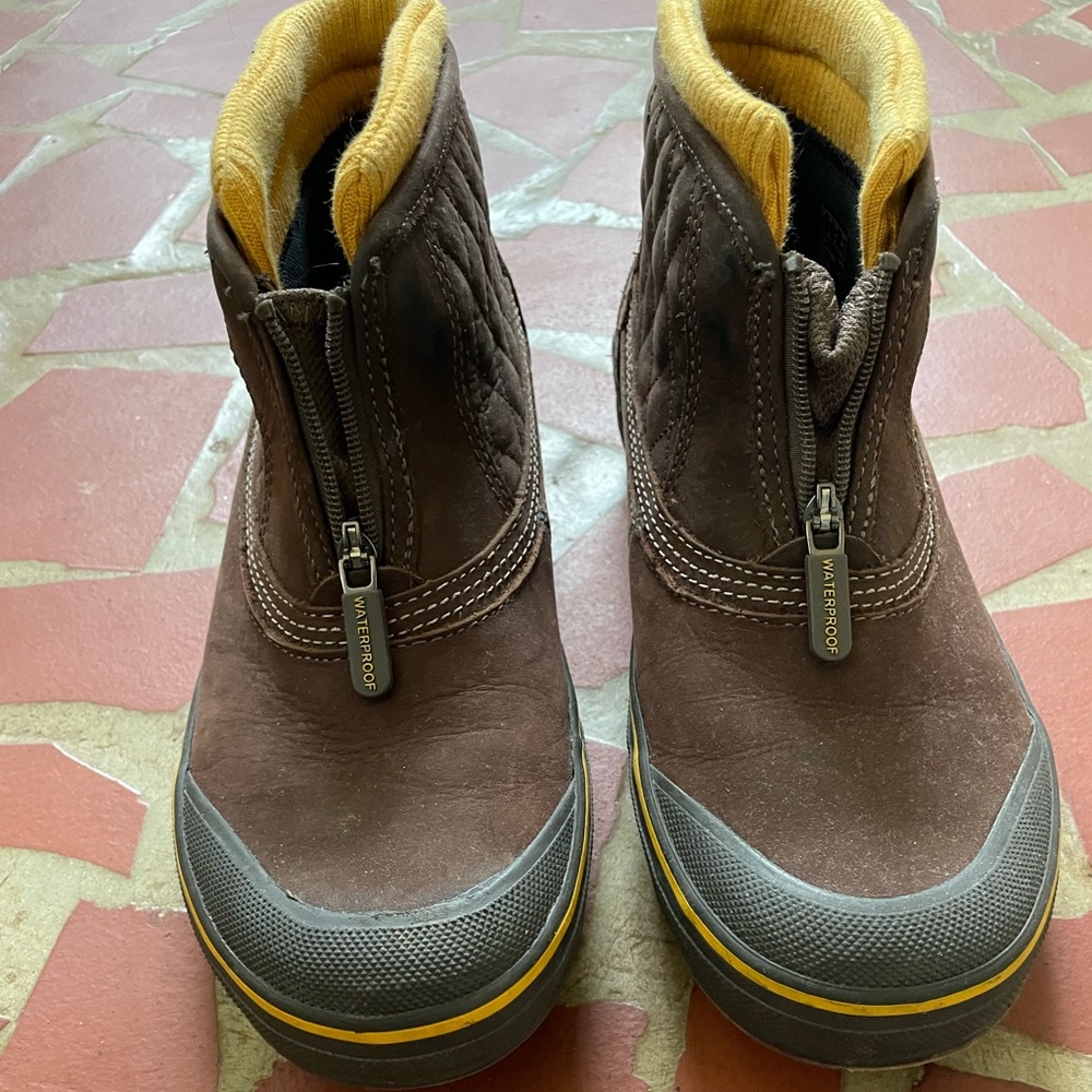 Clarks Women’s Muckers  Snow Boot size 8 waterproof zip comfy